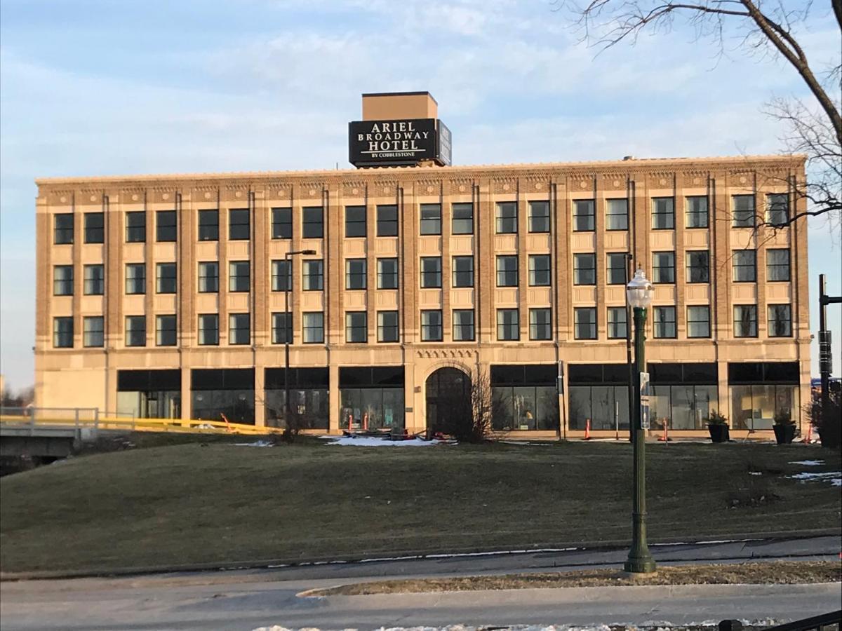 Ariel Broadway Hotel Lorain Exterior foto